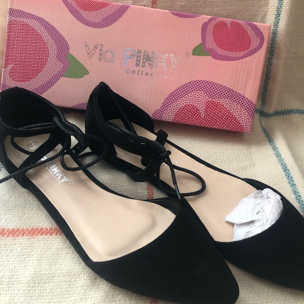 Via Pinki New Black pointed flats